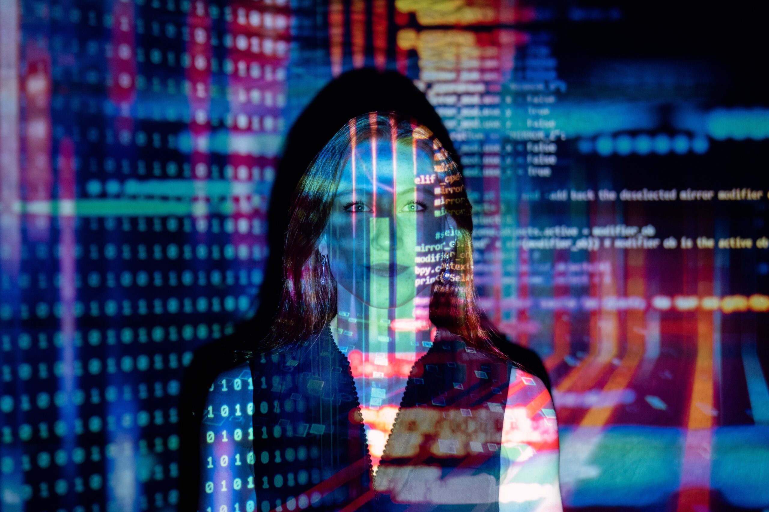 Frau im dunkeln vor digitalen lichtern mit zahlen und code einer KI für Cybersicherheit